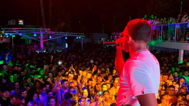 Myke Towers arrasa en España