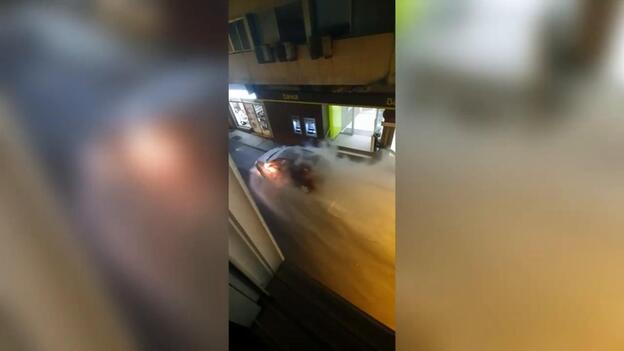 Arde un coche en una calle de Gáldar