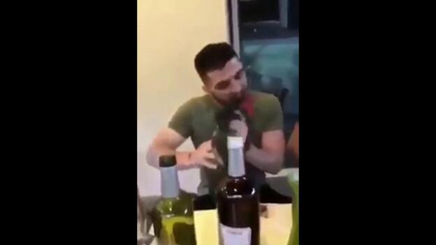 Arranca con los dientes la cabeza a un gallo