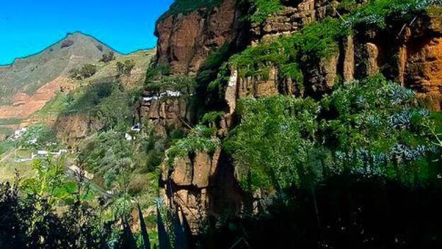 El fuego llega a Agaete y amenaza a Tamadaba