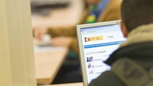 Un mes sin cobrar la prestación por incapacidad temporal