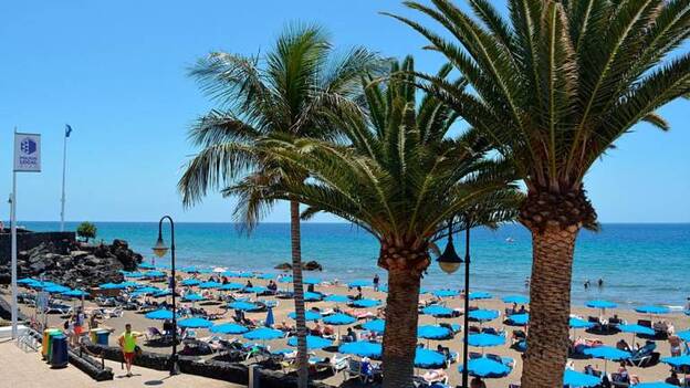 Tías decide quitar de modo temporal las banderas azules de sus playas