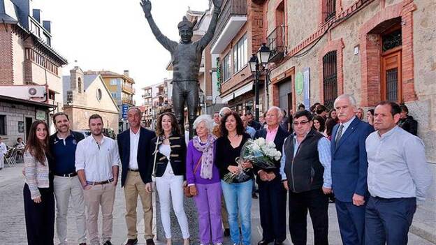 Blanca dio un beso a la estatua de su hermano antes de salir al monte