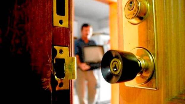 Roba tras copiar la llave de una casa que reparó
