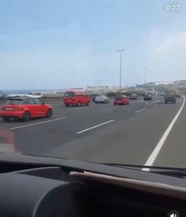 En bicicleta y sin casco en medio de la ¡GC-1!