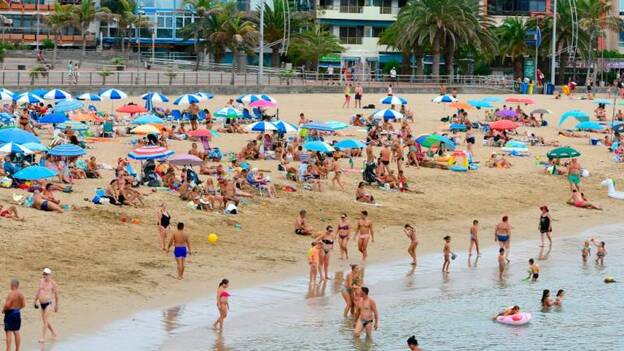 El ayuntamiento no descarta una zona nudista en Las Canteras