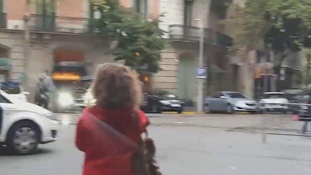 El Govern abre las ofrendas con el himno español sonando desde un balcón