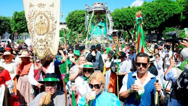La Virgen se abre camino bajo una lluvia de 17.000 pajaritas de papel