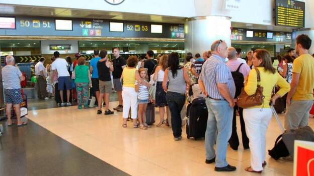 Fomento reconoce que las tarifas aéreas han subido hasta un 40%