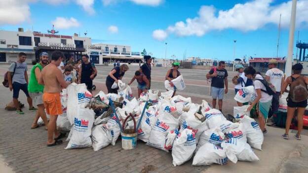 100 sacos de residuos en La Graciosa