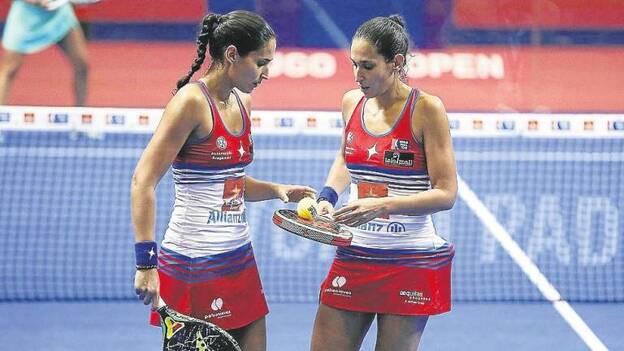 Visita de lujo al Barceló de las gemelas Alayeto