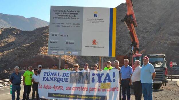 El cartel de obra marca el inicio de la carretera El Risco-Agaete