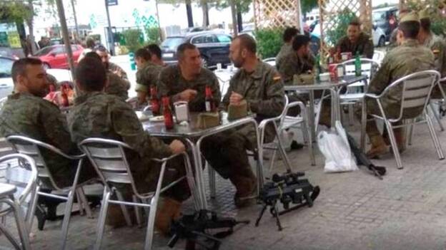 Defensa investiga a los militares que tomaban cervezas con armas en Vilafranca