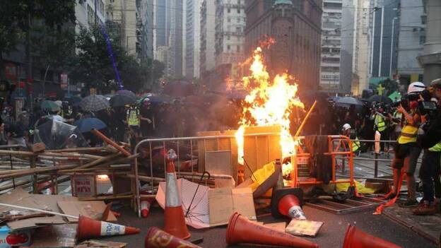 Nueva jornada de gas lacrimógeno en Hong Kong