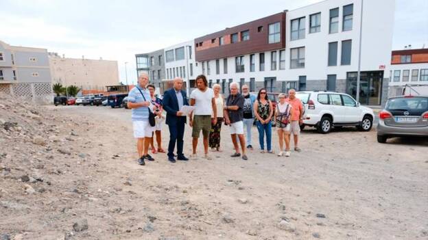 Vecinos denuncian el mal estado de un solar situado frente a sus hogares