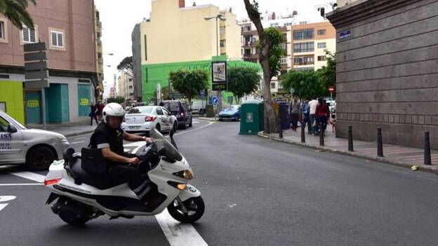 Roba un teléfono móvil y emplea un cuchillo para evitar la captura