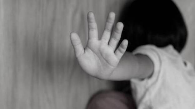 Abusaba sexualmente de su hermana pequeña