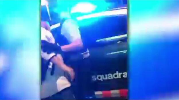 Rompe de un cabezazo la ventanilla tras ser detenido