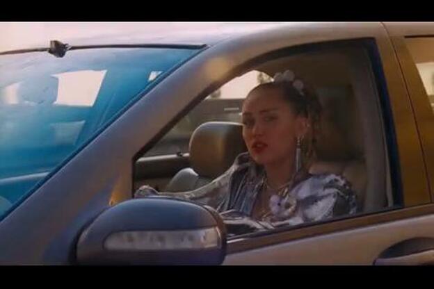 Miley Cyrus, ingresada por amigdalitis