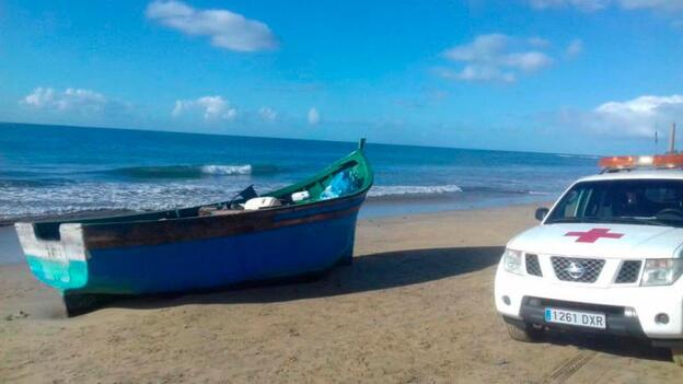 Localizada una patera a dos millas de Maspalomas con 8 personas a bordo