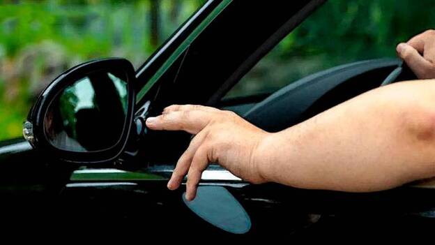 Conducía con medio cuerpo fuera del coche