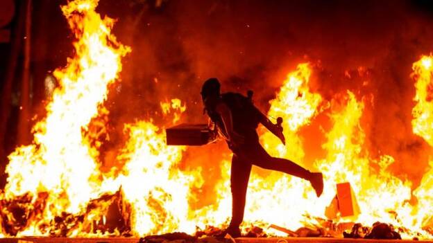 Independentistas prendieron fuego anoche en Barcelona a 157 barricadas