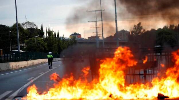 Cierre de calles, cortes de carreteras y cancelaciones en el aeropuerto