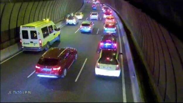 Un accidente atasca el túnel Julio Luengo