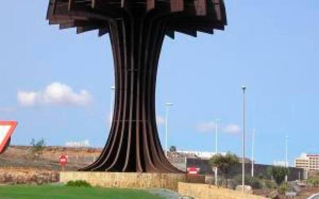 Roba un coche y lo empotra contra una rotonda en Telde