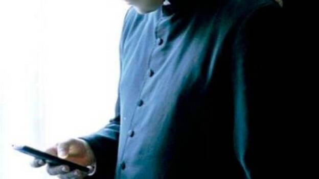 Un cura comparte una foto porno en el grupo de catequesis