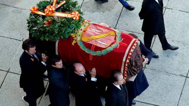 Qué significa el escudo que ha cubierto el féretro de Franco