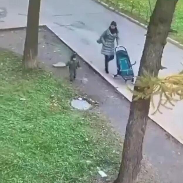 Cae por una alcantarilla en presencia de su madre