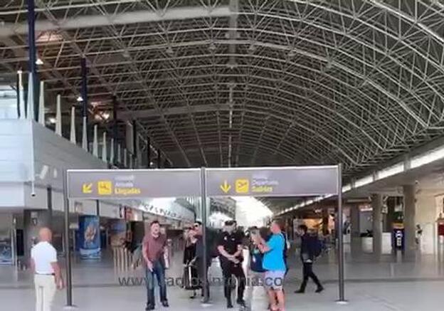 Paseo triunfal por el aeropuerto al grito de ‘Welcome Angelina!’