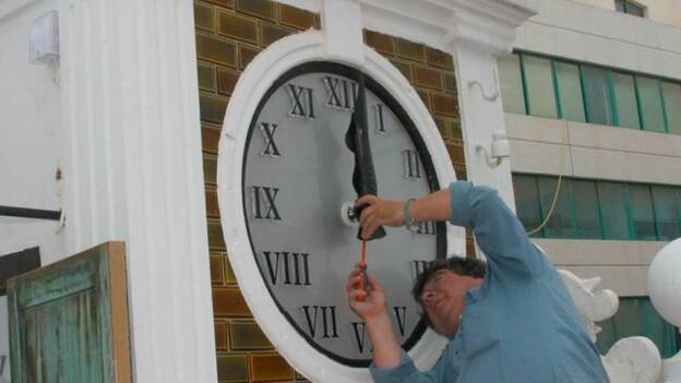 Los relojes se vuelven a atrasar una hora sin evidencias del ahorro