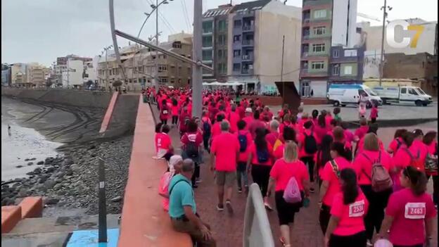 Una marea rosa marcha contra el cáncer de mama