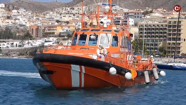 Cinco bebés en una patera