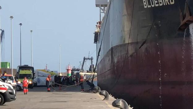 Un mercante socorre a una patera con cuatro fallecidos