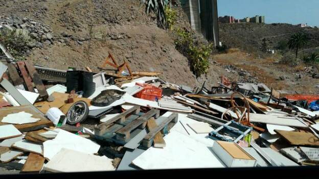 Una escombrera en plena circunvalación