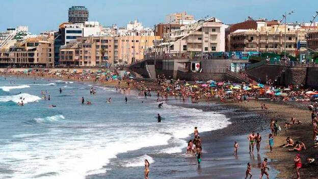 Fallece tras aparecer flotando en Las Canteras