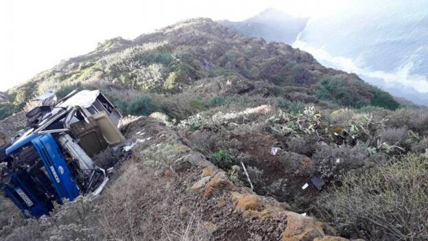 Al rescate del camión que se riscó en Tacoronte