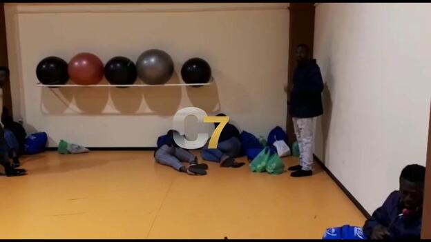 35 migrantes, dos noches en el limbo y una solución provisional