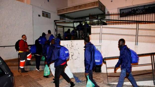 Los inmigrantes son reubicados en la Casa del Marino