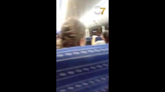 Las piedras atemorizan a los pasajeros de una guagua