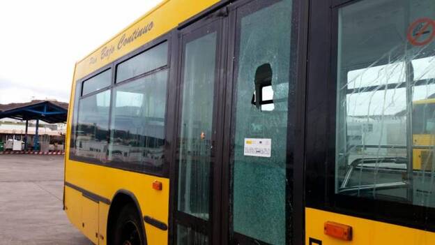 La lluvia de piedras de Halloween alcanzó también a turismos