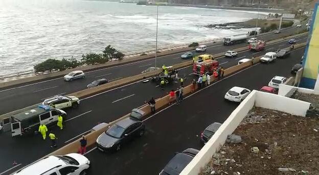 Dos vuelcos atascan la ciudad por el sur en los dos sentidos