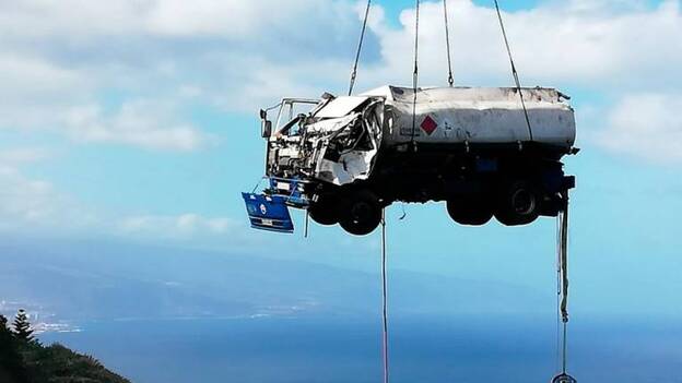 Retiran el camión accidentado en Tacoronte