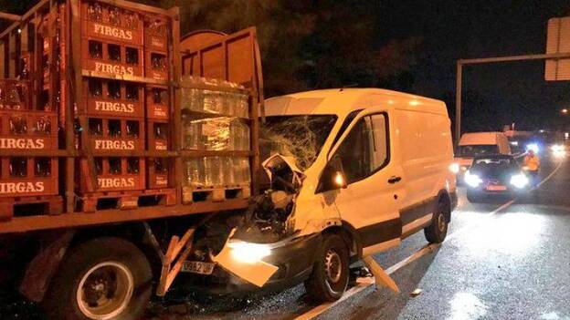 Herido tras empotrarse un furgón contra un camión