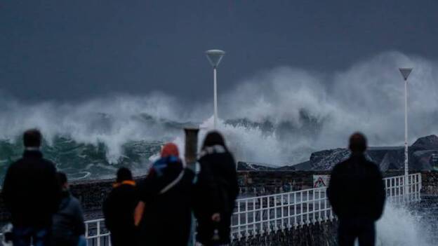 Carreteras cortadas, guaguas atrapadas y nieve en la península