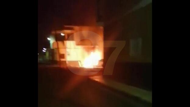 Aparatoso incendio de un coche en el Castillo del Romeral