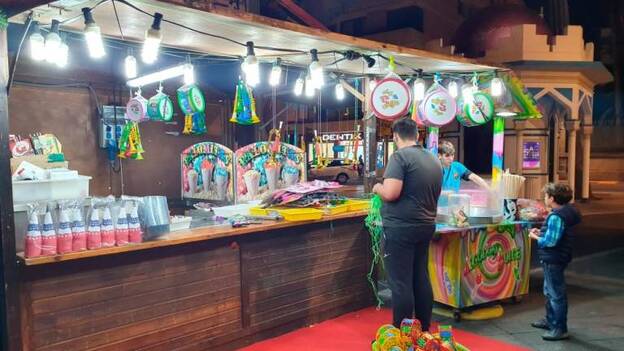 Ya está en marcha el mercadillo navideño de castañas y golosinas de San Telmo